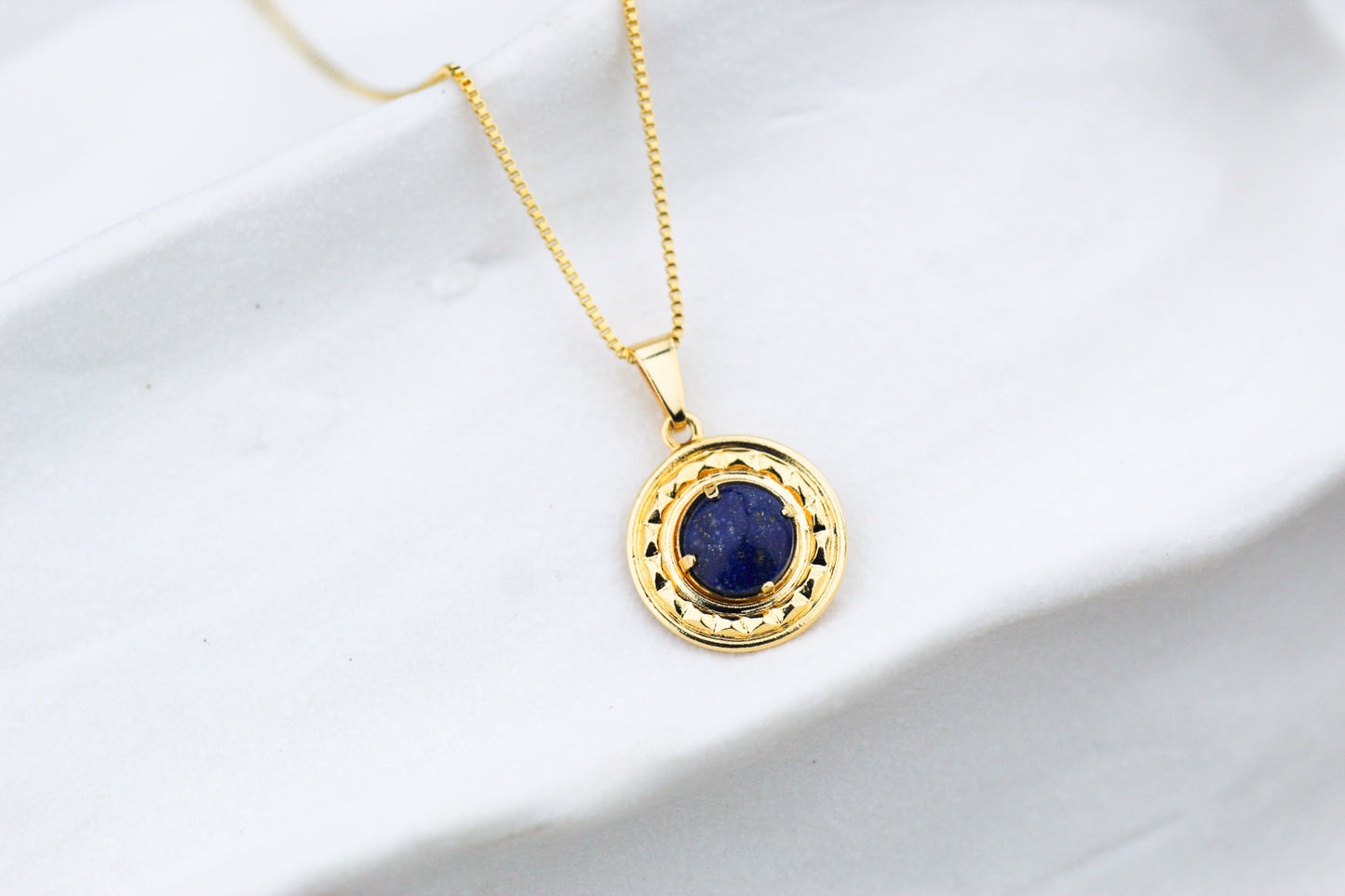 Collar Lapislázuli Medalla, un símbolo de identidad y conexión con Chile.