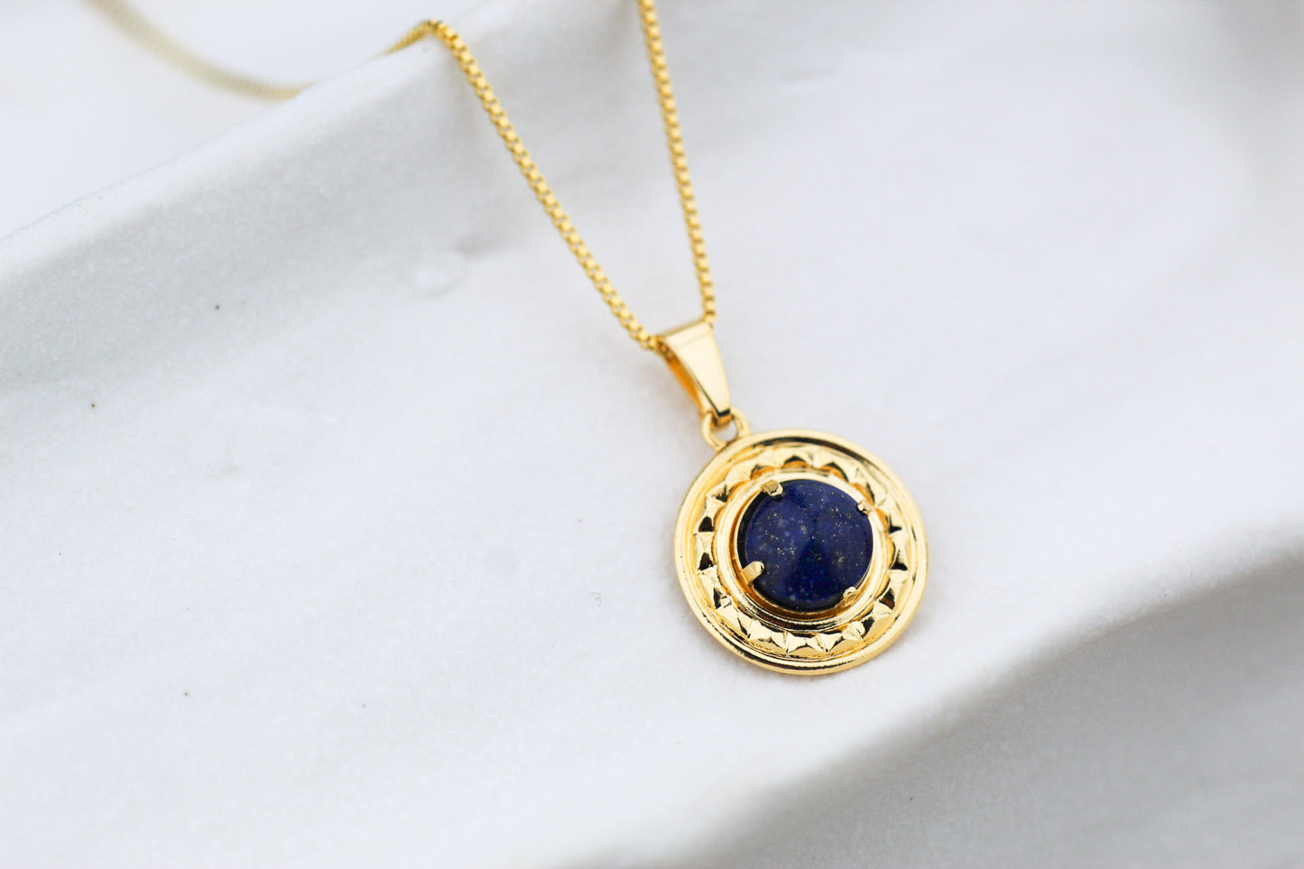 Collar Lapislázuli Medalla, un símbolo de identidad y conexión con Chile.