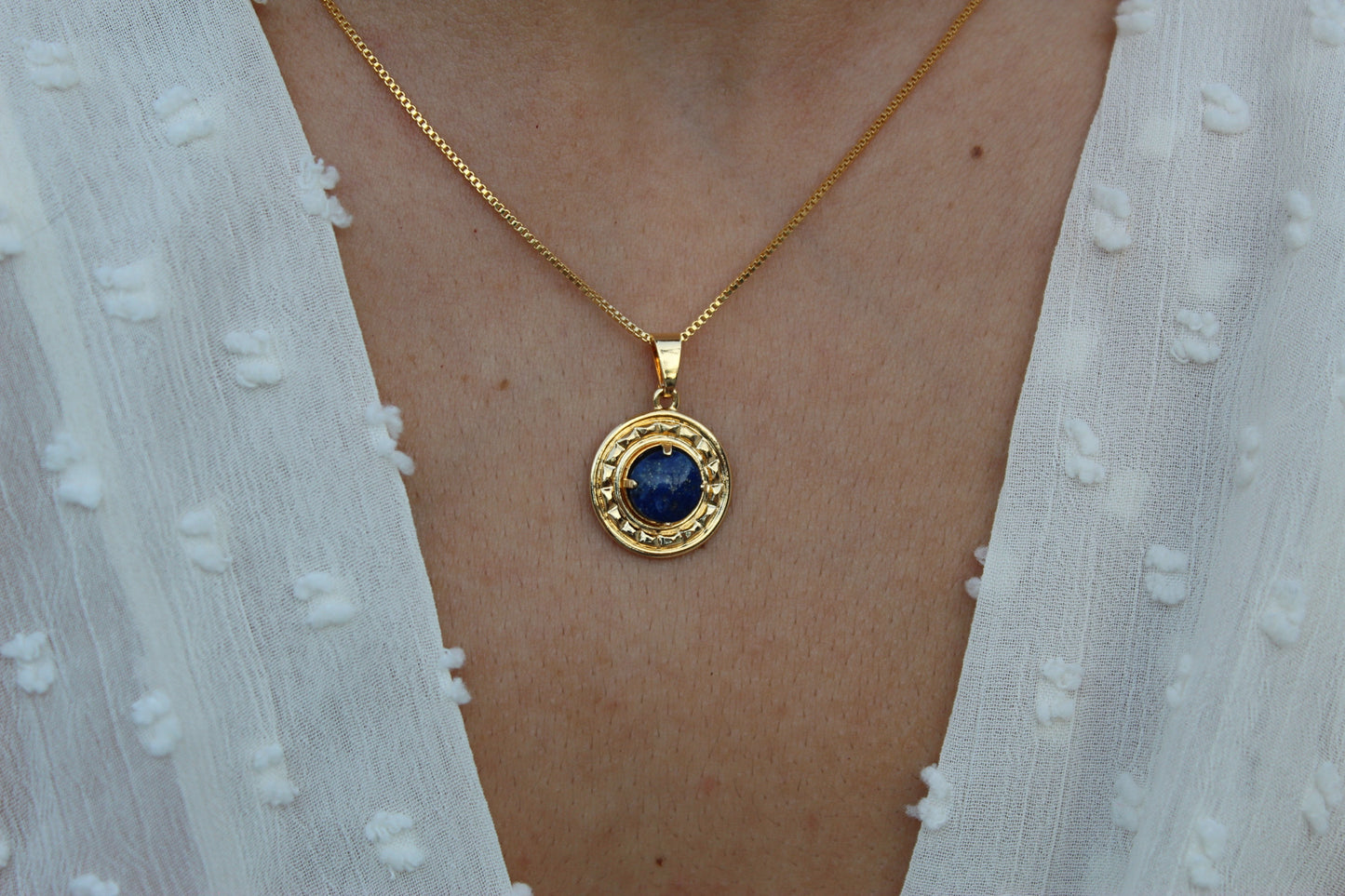 Collar Lapislázuli Medalla, un símbolo de identidad y conexión con Chile.