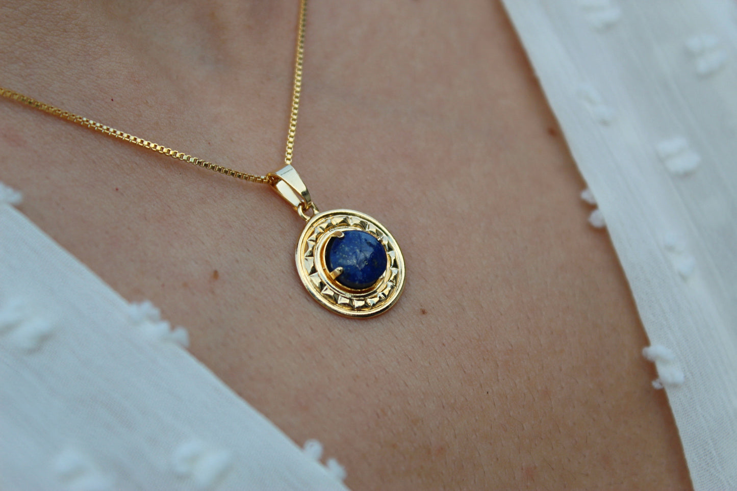 Collar Lapislázuli Medalla, un símbolo de identidad y conexión con Chile.