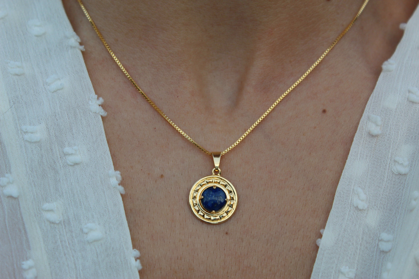 Collar Lapislázuli Medalla, un símbolo de identidad y conexión con Chile.