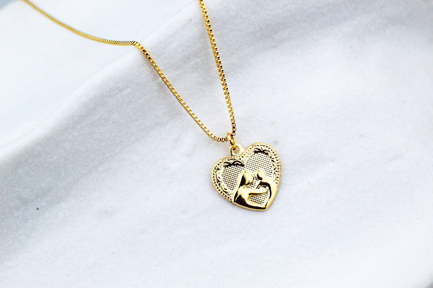 Collar Mamá Corazón, un corazón que guarda el vínculo más puro.