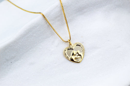 Collar Mamá Corazón, un corazón que guarda el vínculo más puro.