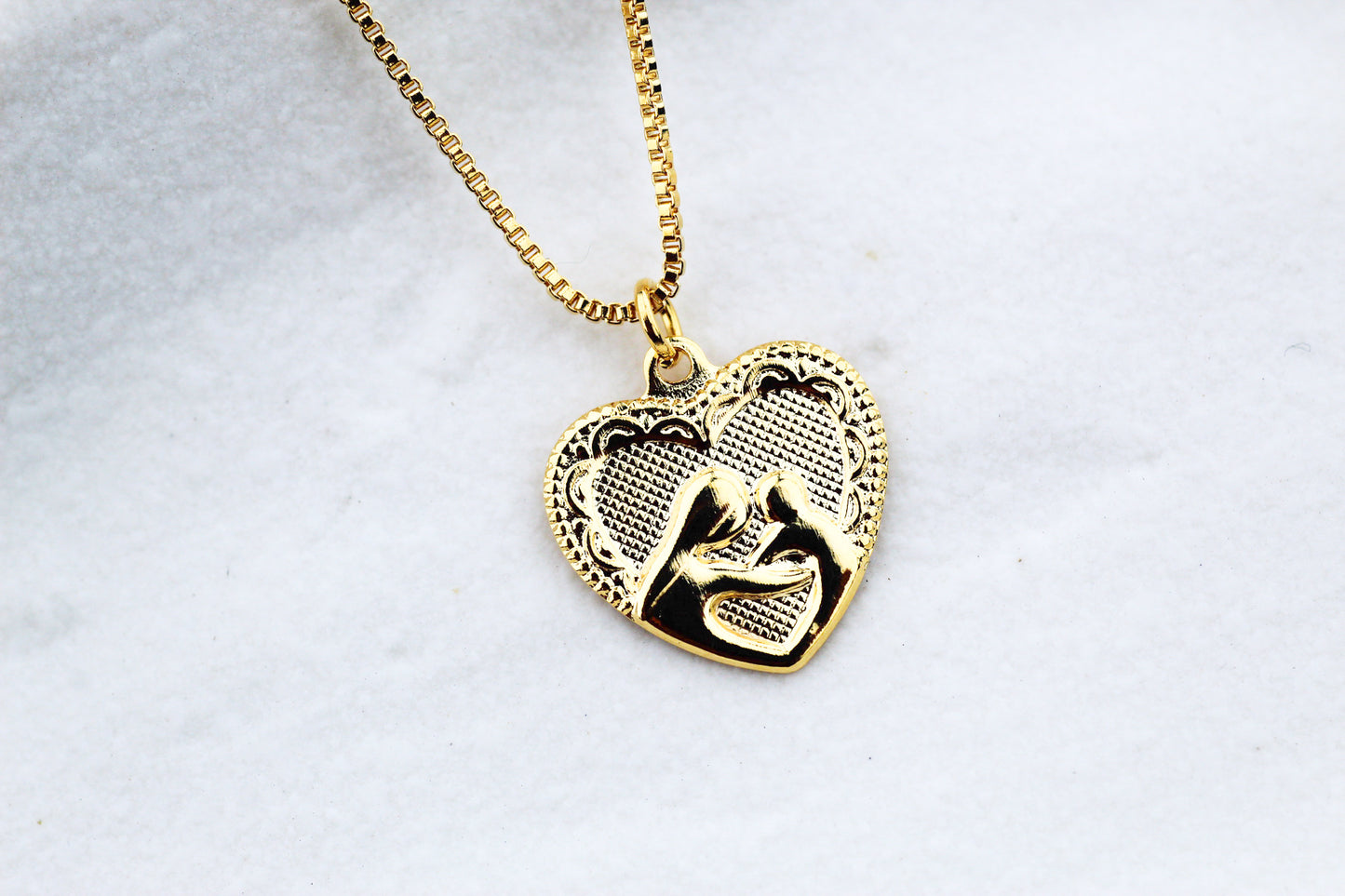Collar Mamá Corazón, un corazón que guarda el vínculo más puro.