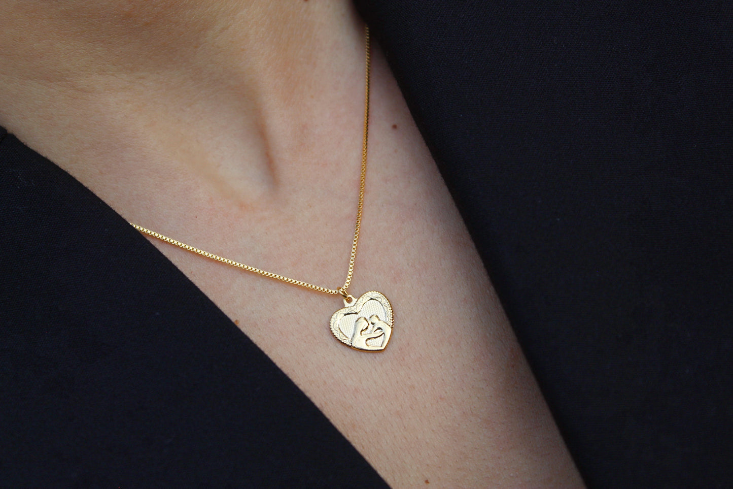 Collar Mamá Corazón, un corazón que guarda el vínculo más puro.