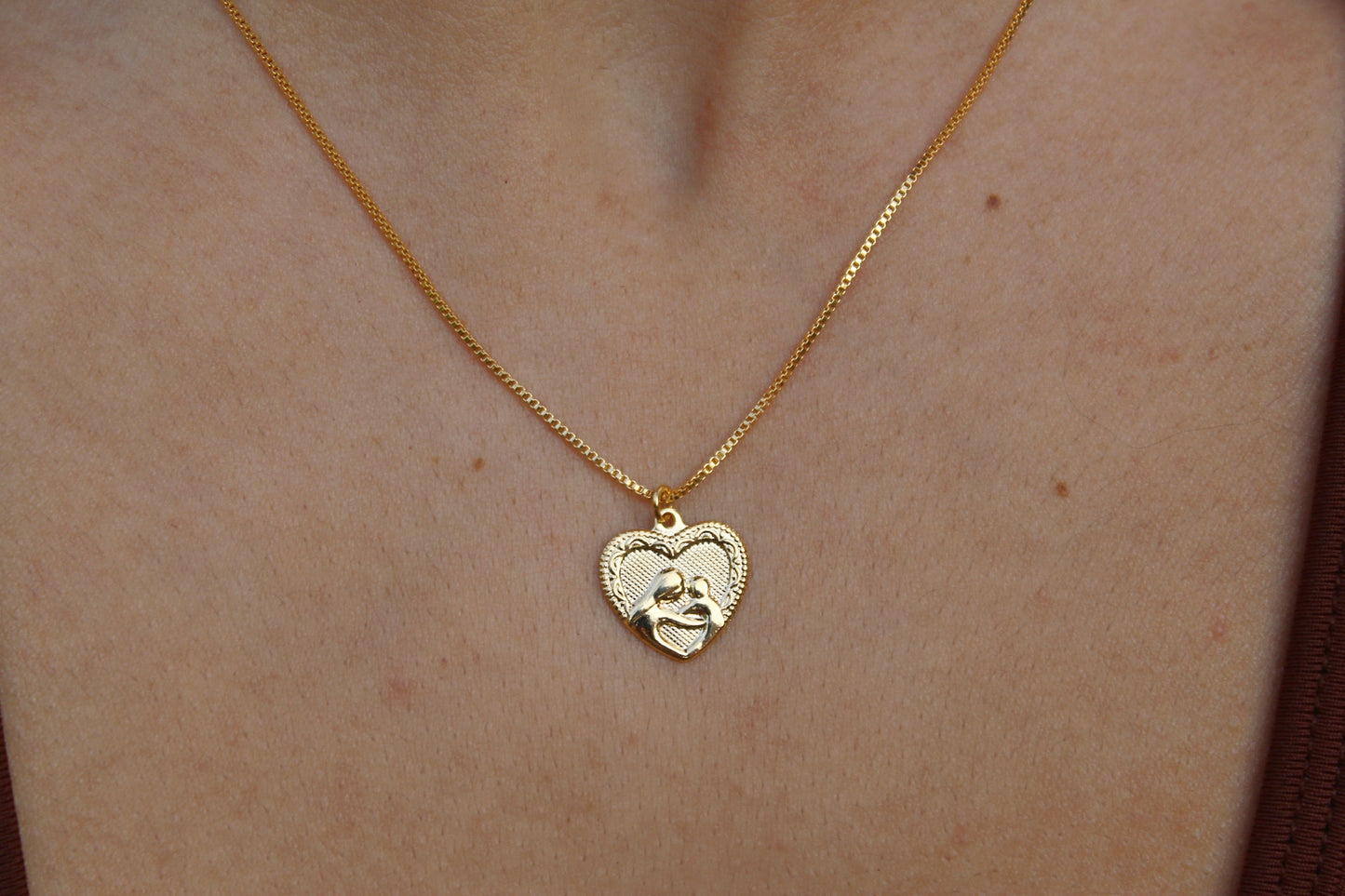 Collar Mamá Corazón, un corazón que guarda el vínculo más puro.
