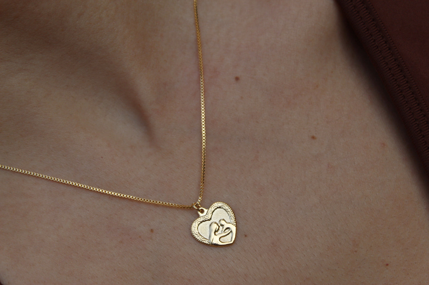 Collar Mamá Corazón, un corazón que guarda el vínculo más puro.
