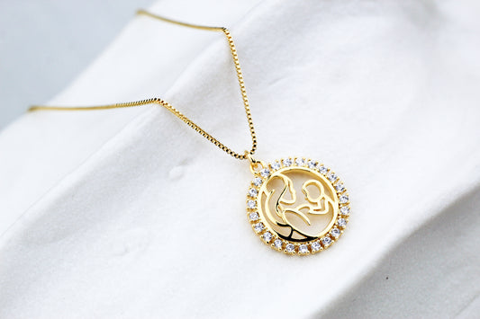 Collar Mamá Frost Med, un símbolo eterno de amor y unión.