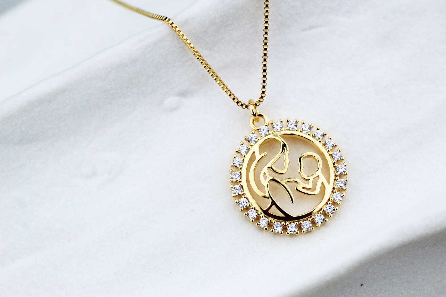 Collar Mamá Frost Med, un símbolo eterno de amor y unión.
