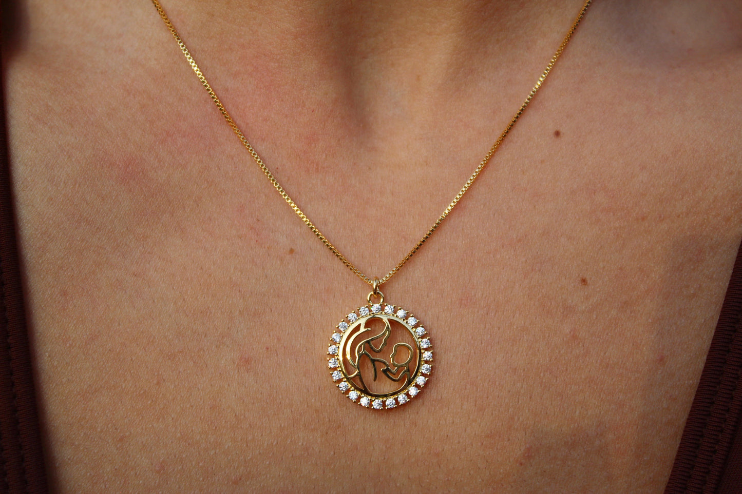 Collar Mamá Frost Med, un símbolo eterno de amor y unión.
