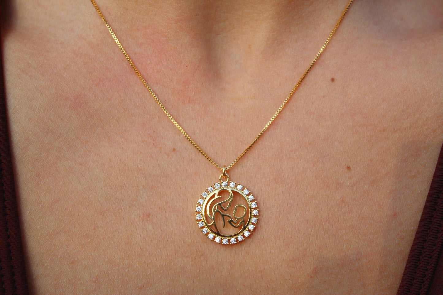 Collar Mamá Frost Med, un símbolo eterno de amor y unión.