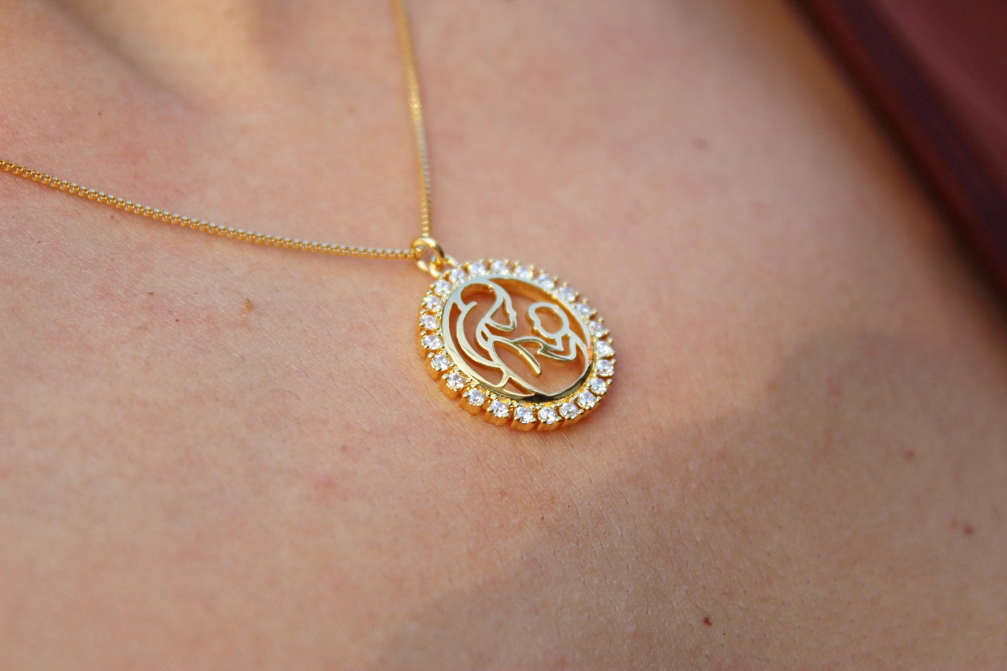 Collar Mamá Frost Med, un símbolo eterno de amor y unión.
