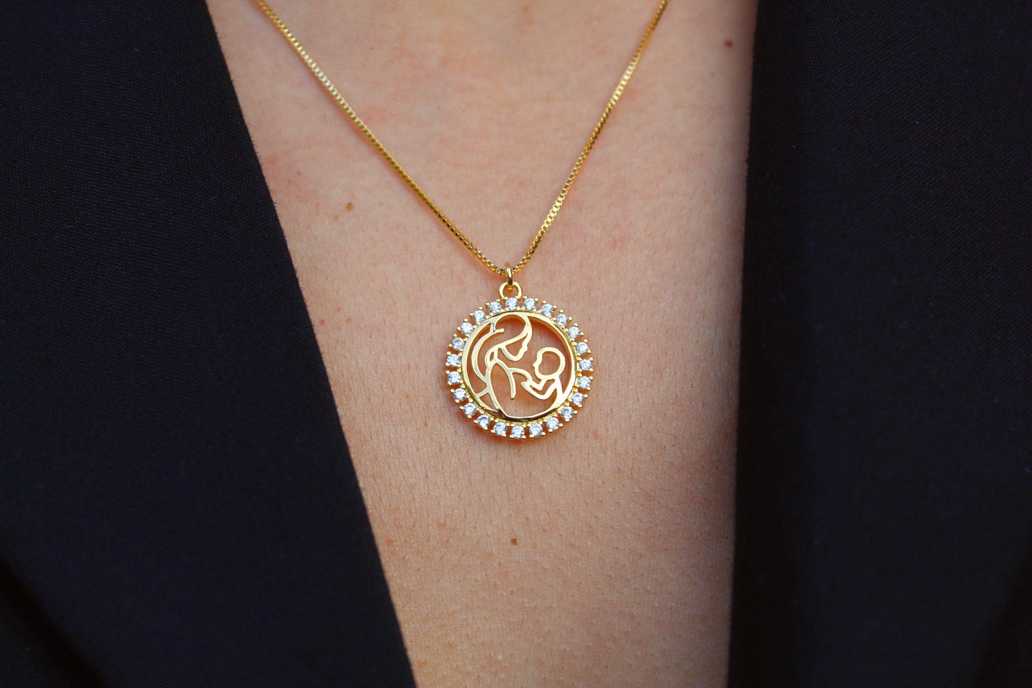 Collar Mamá Frost Med, un símbolo eterno de amor y unión.
