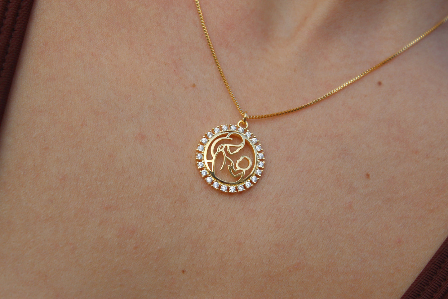 Collar Mamá Frost Med, un símbolo eterno de amor y unión.