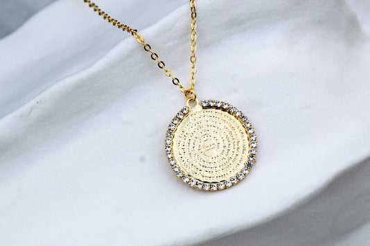 Collar Padre Nuestro Frost, una medalla con presencia y fe.