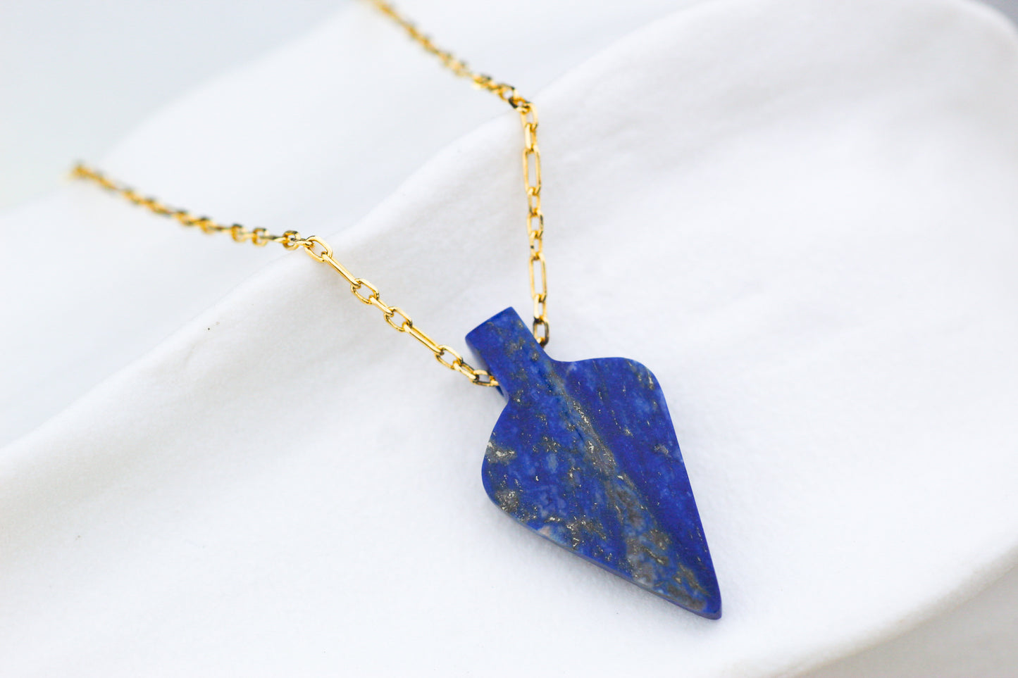 Collar Punta Lapislázuli Chile, un emblema de fuerza y origen.