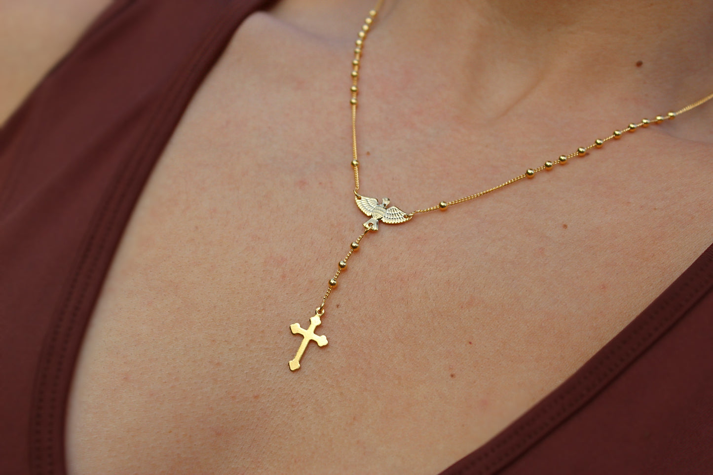 Collar Rosario Espíritu Santo, un símbolo de fe y protección que ilumina tu camino.