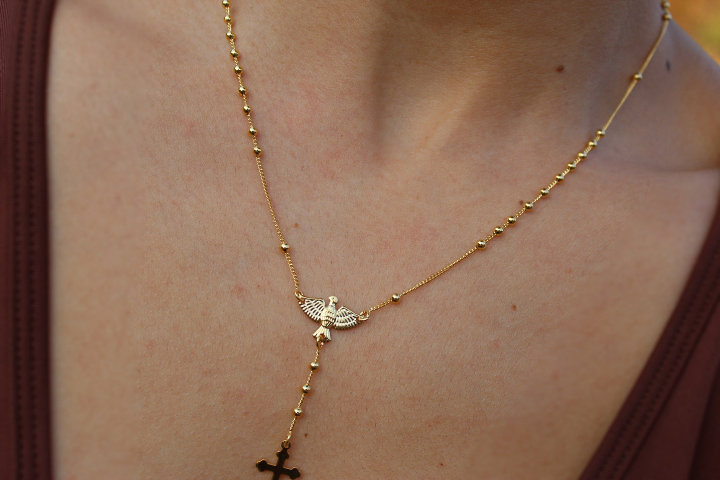 Collar Rosario Espíritu Santo, un símbolo de fe y protección que ilumina tu camino.