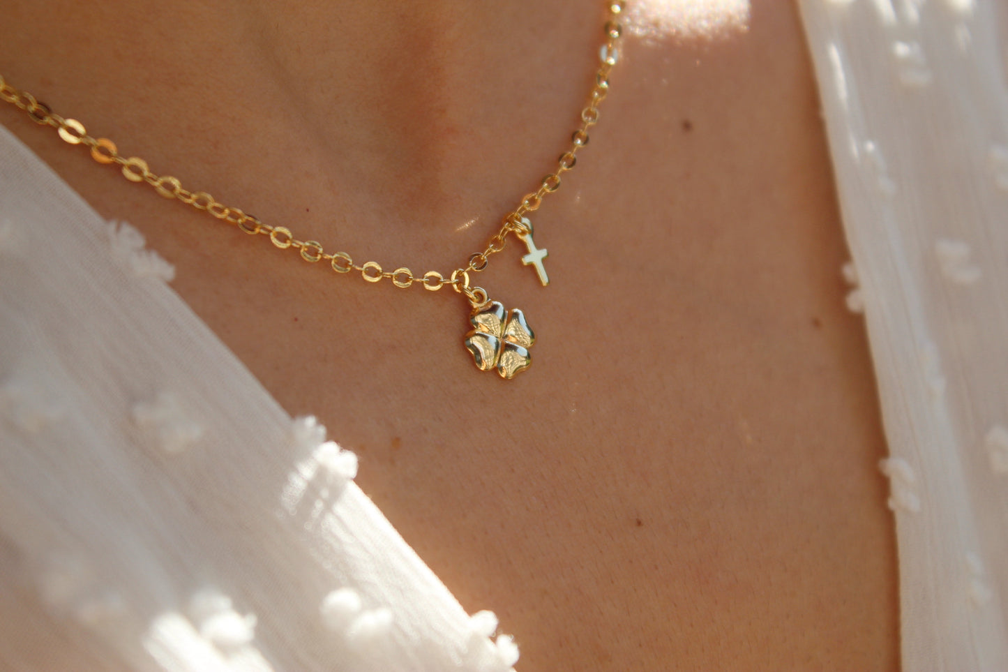 Collar Suerte Protectora, dos símbolos que cuidan tu camino.