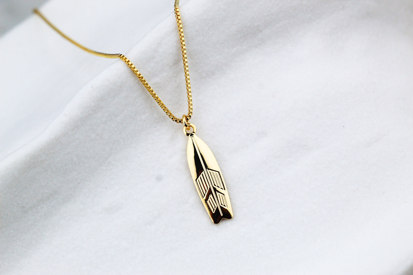 Collar Tabla de Surf, el amuleto perfecto para almas surfistas.