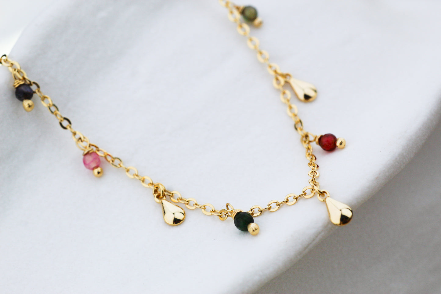 Collar Tri Drops Piedras, un toque natural con alma moderna.