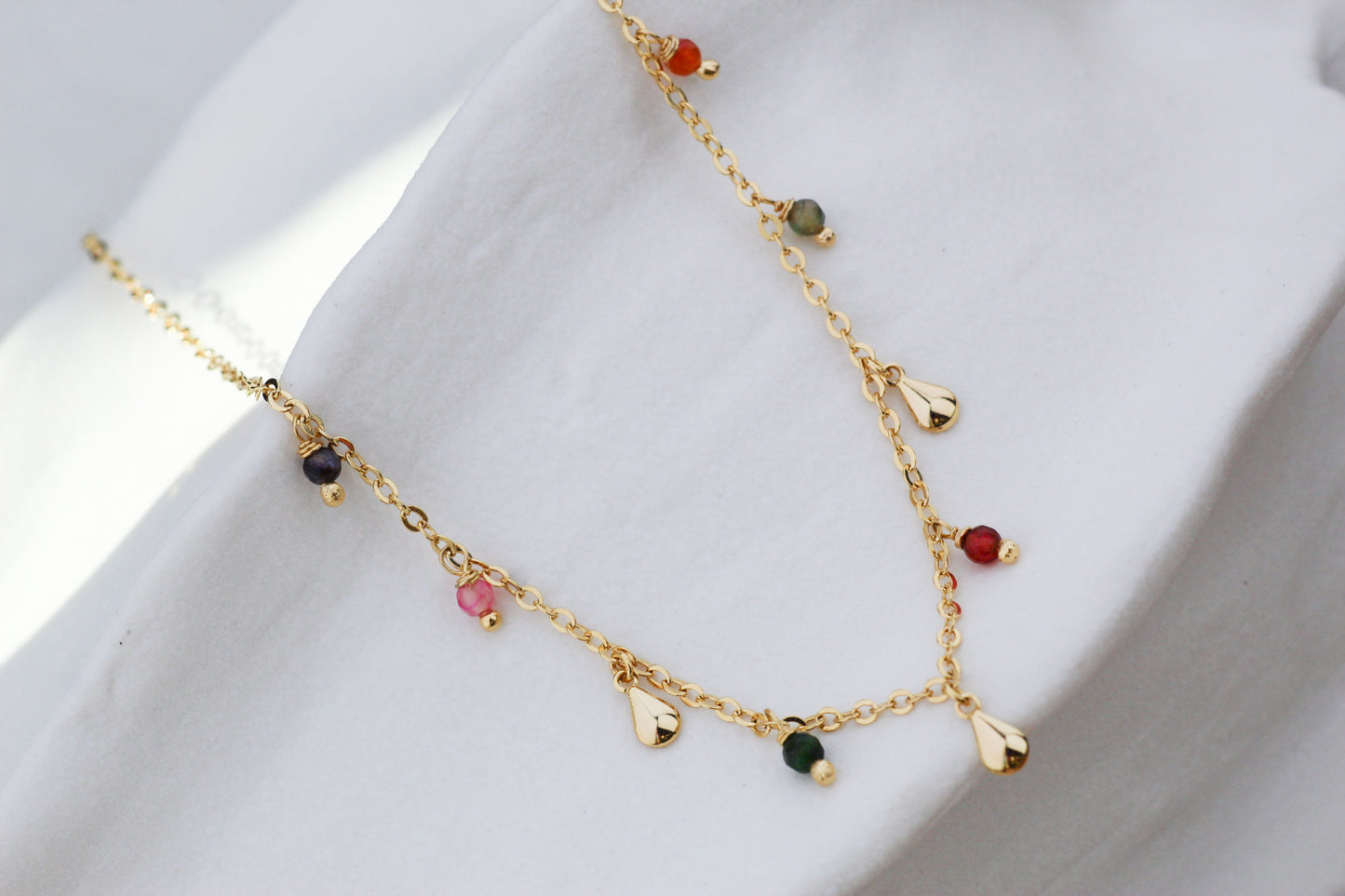 Collar Tri Drops Piedras, un toque natural con alma moderna.
