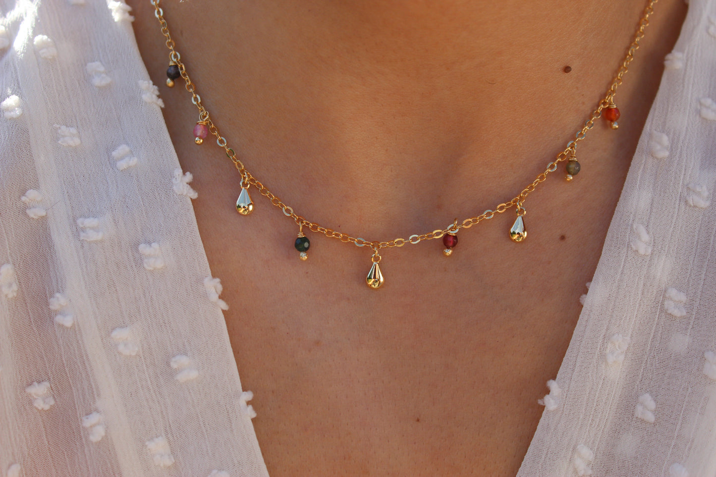 Collar Tri Drops Piedras, un toque natural con alma moderna.