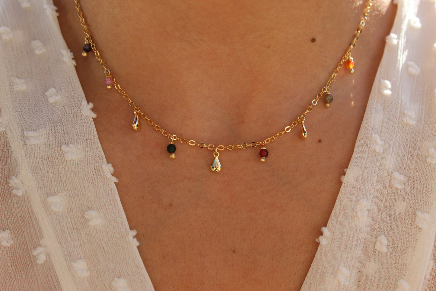 Collar Tri Drops Piedras, un toque natural con alma moderna.