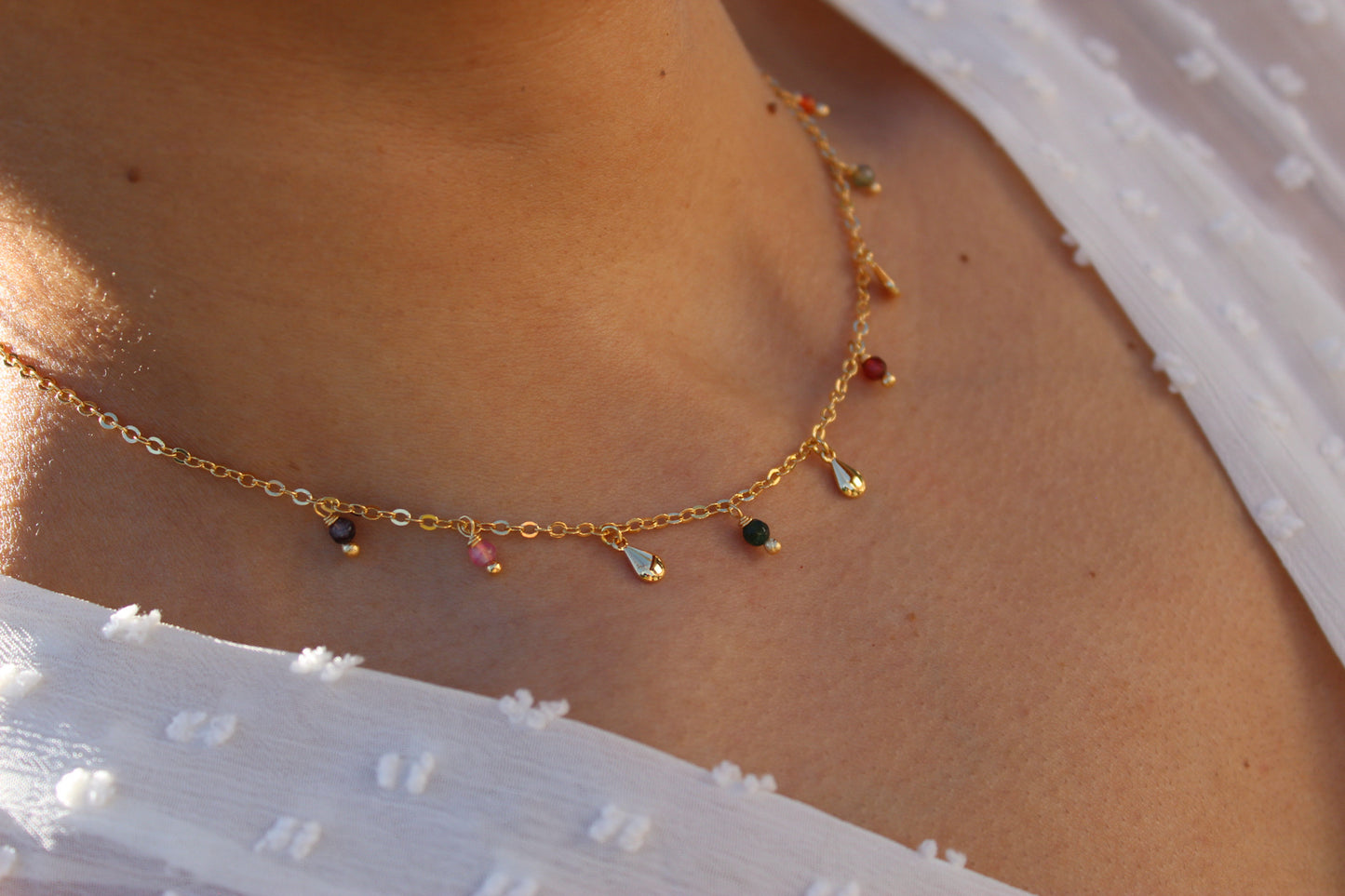 Collar Tri Drops Piedras, un toque natural con alma moderna.