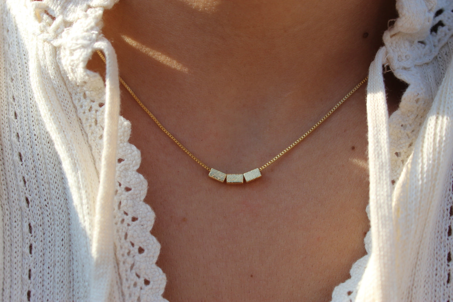 Collar Tri Gambar Sepia