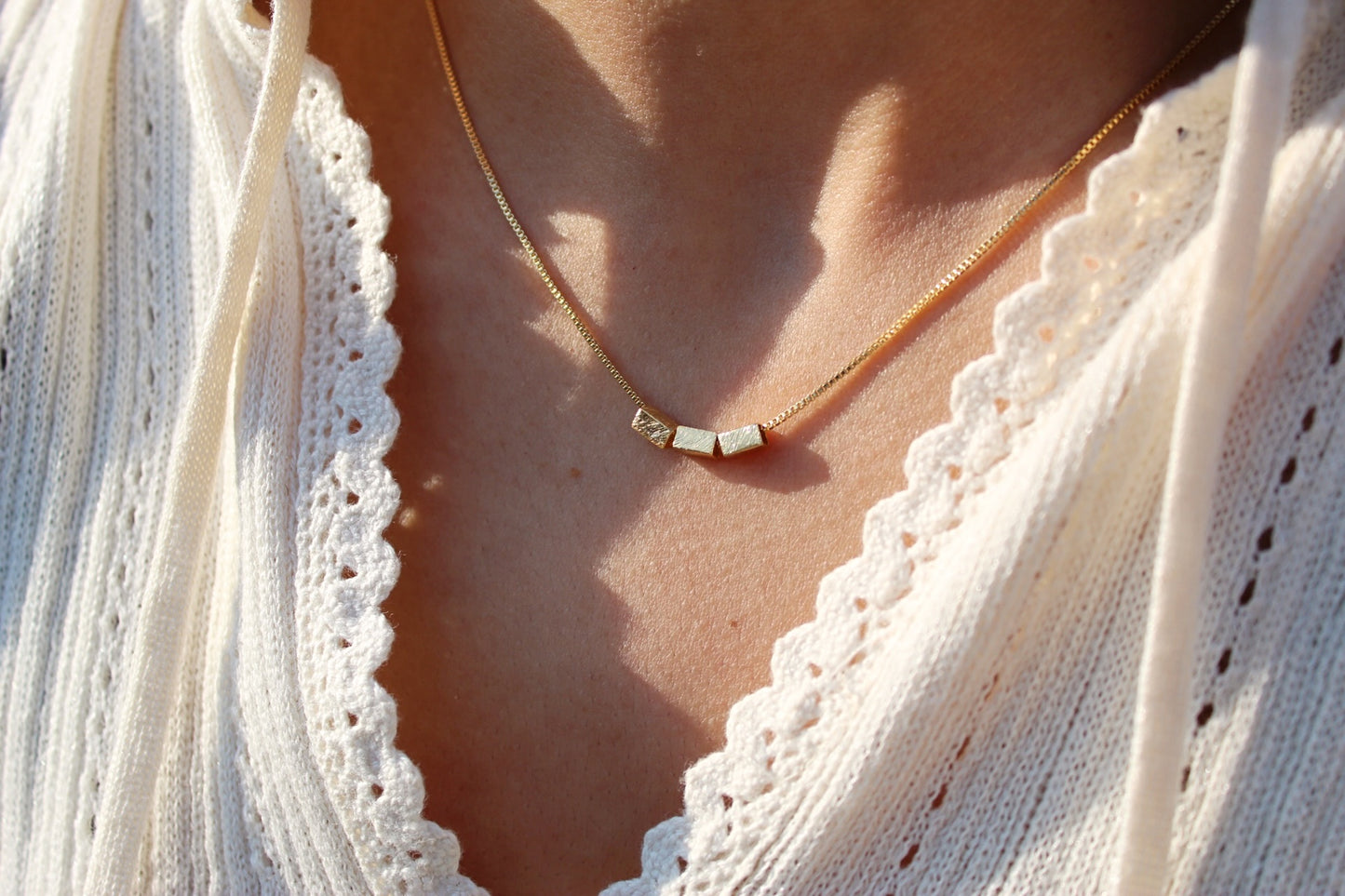 Collar Tri Gambar Sepia