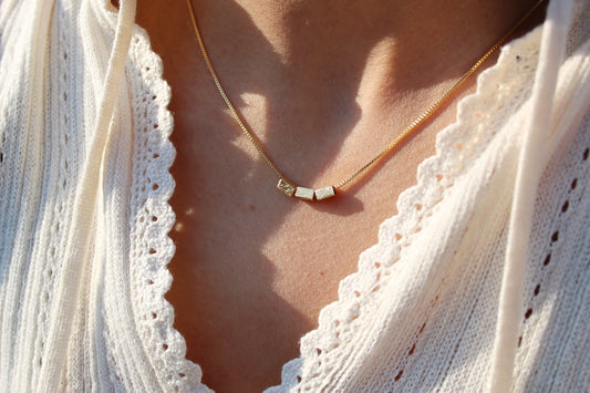 Collar Tri Gambar Sepia