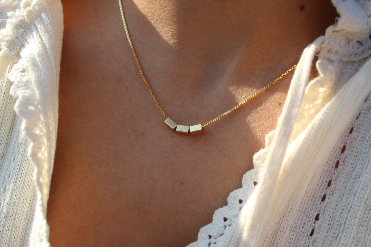 Collar Tri Gambar Sepia