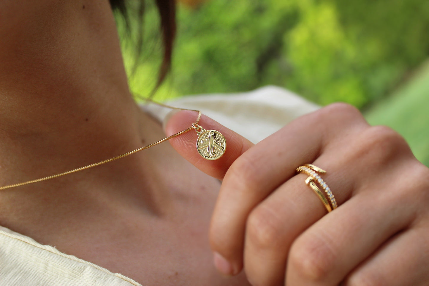 Collar Viajera Avión Med, para quienes sienten que el mundo es su casa