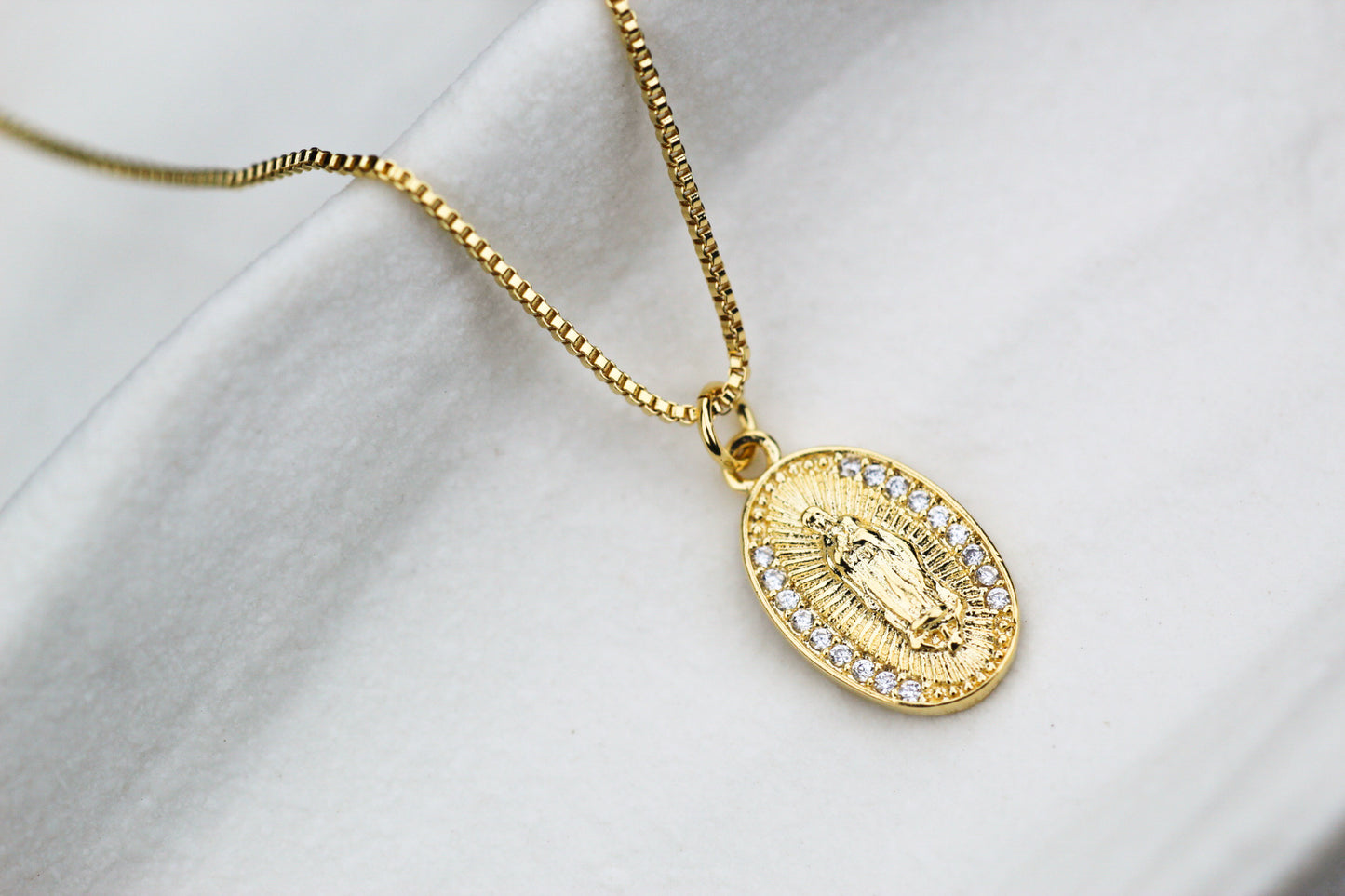 Collar Virgen Frost lado