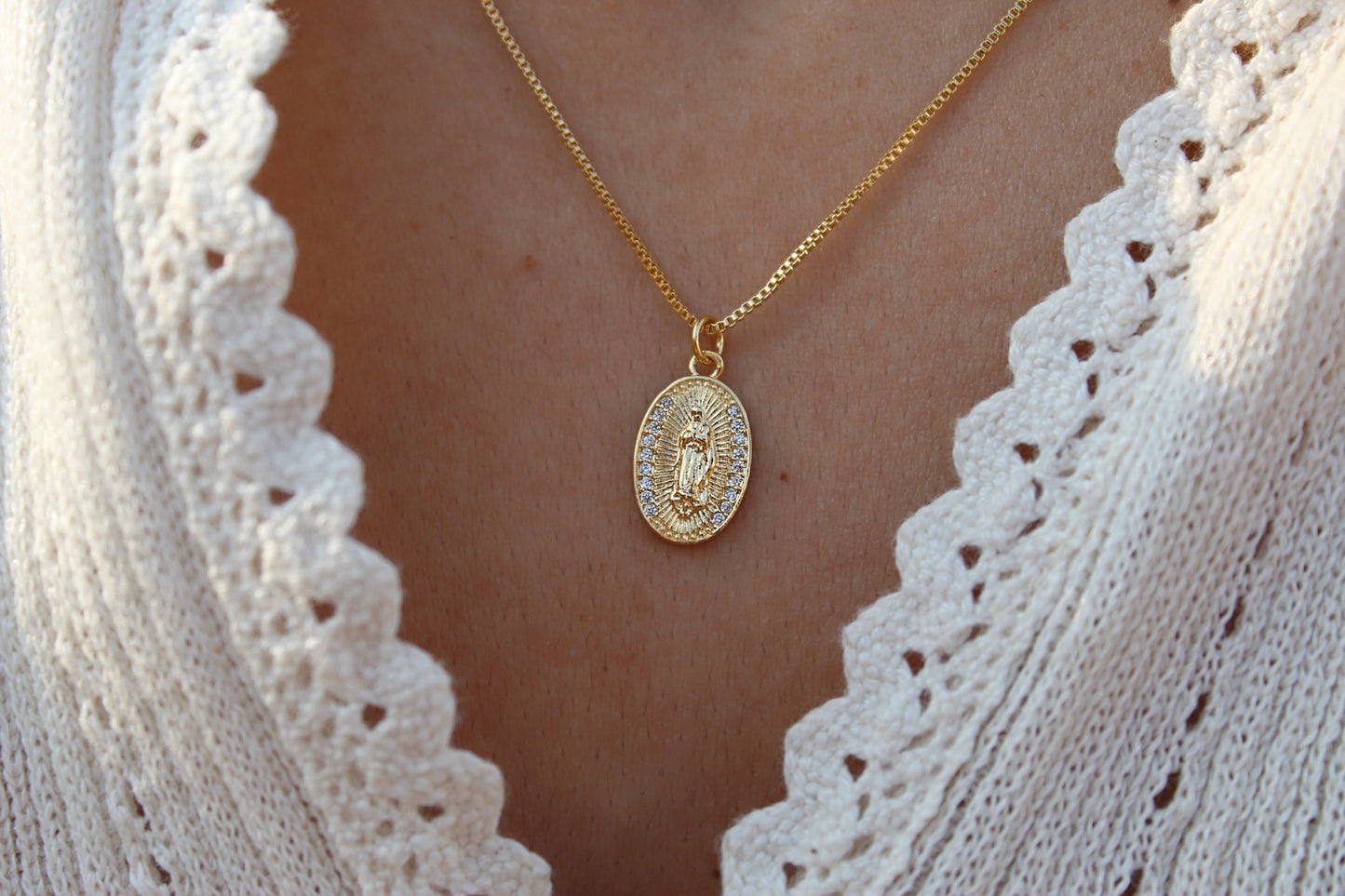 Collar Virgen Frost lado