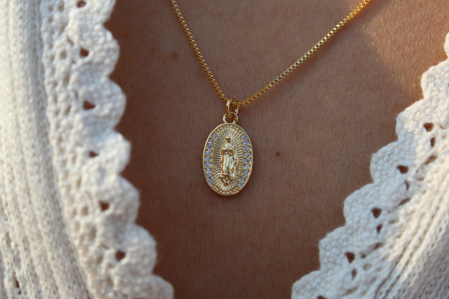 Collar Virgen Frost lado