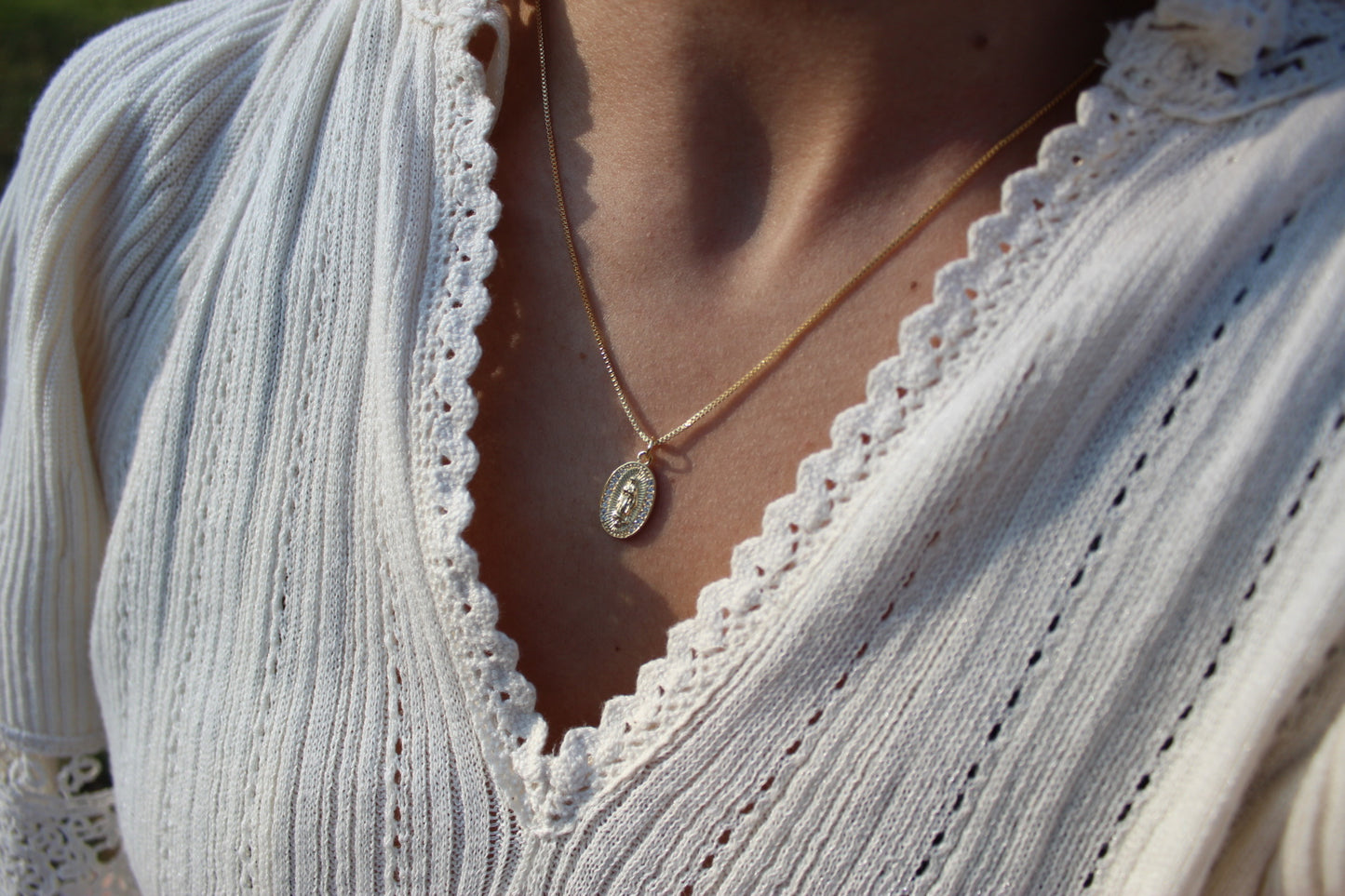 Collar Virgen Frost lado