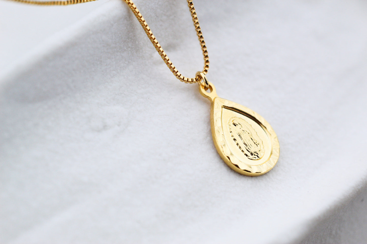 Collar Virgen de Guadalupe Drops B, un amuleto que acompaña y protege