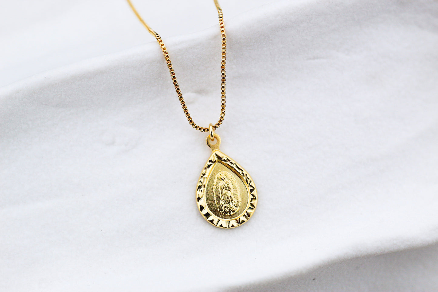 Collar Virgen de Guadalupe Drops B, un amuleto que acompaña y protege