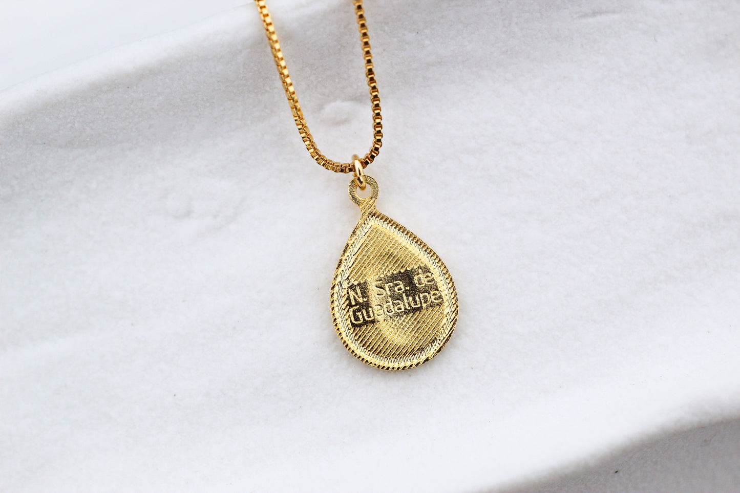 Collar Virgen de Guadalupe Drops B, un amuleto que acompaña y protege