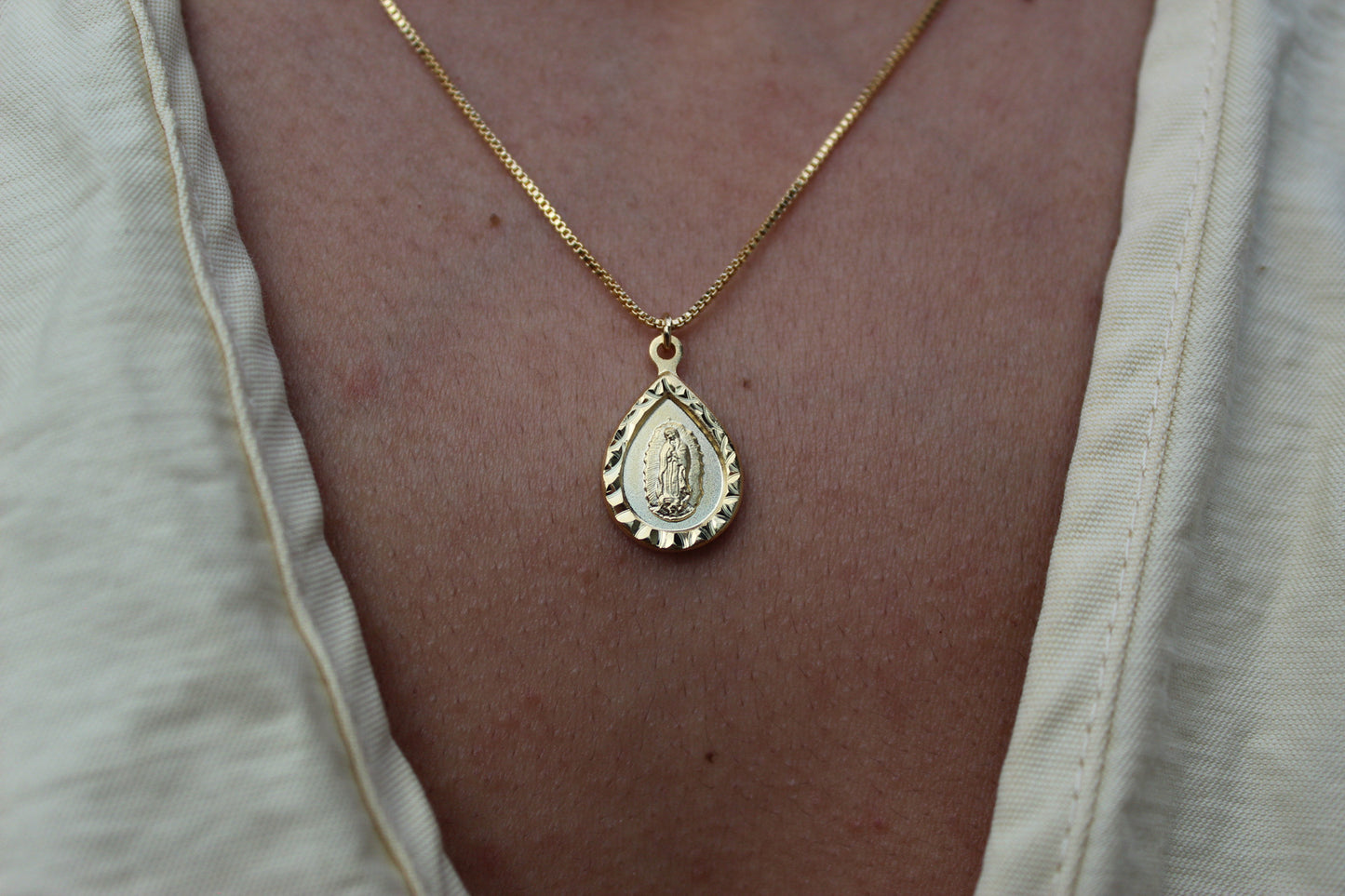 Collar Virgen de Guadalupe Drops B, un amuleto que acompaña y protege