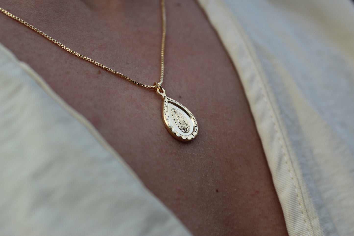 Collar Virgen de Guadalupe Drops B, un amuleto que acompaña y protege