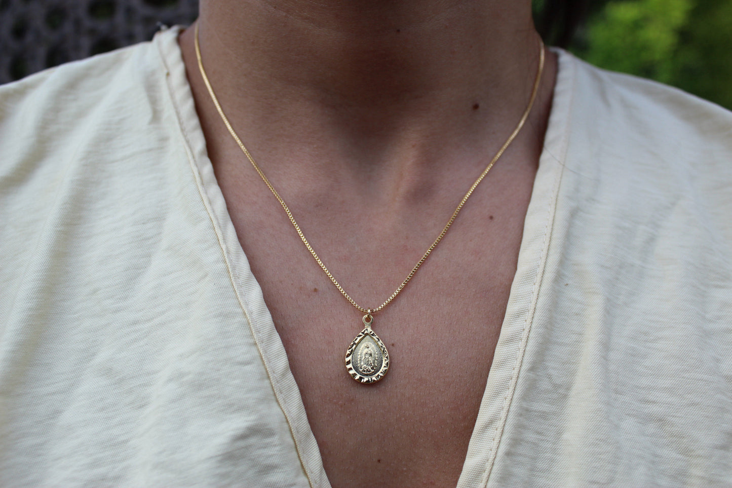 Collar Virgen de Guadalupe Drops B, un amuleto que acompaña y protege
