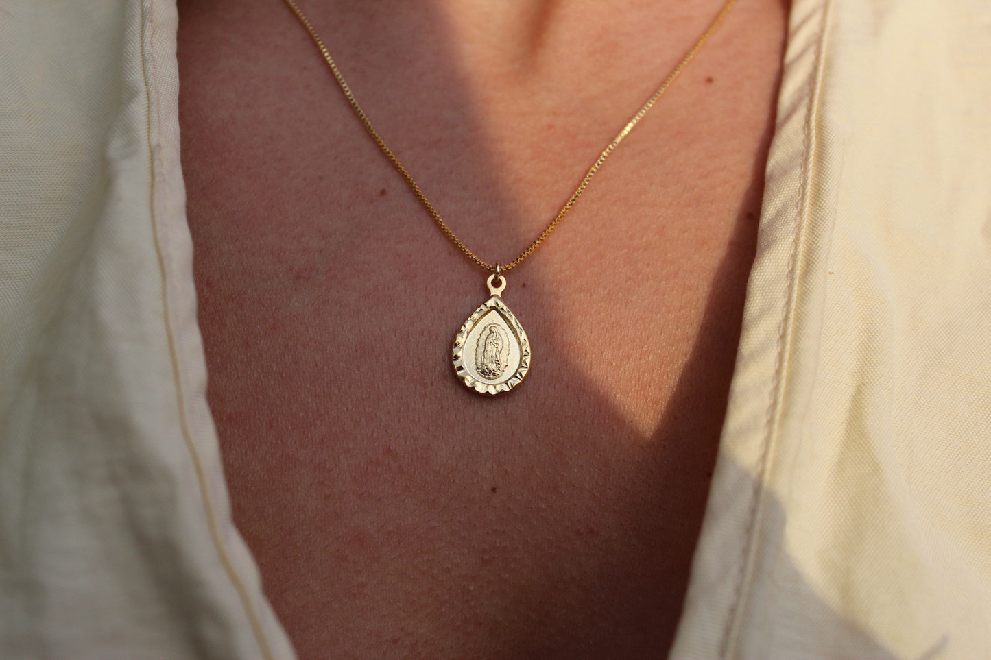 Collar Virgen de Guadalupe Drops B, un amuleto que acompaña y protege