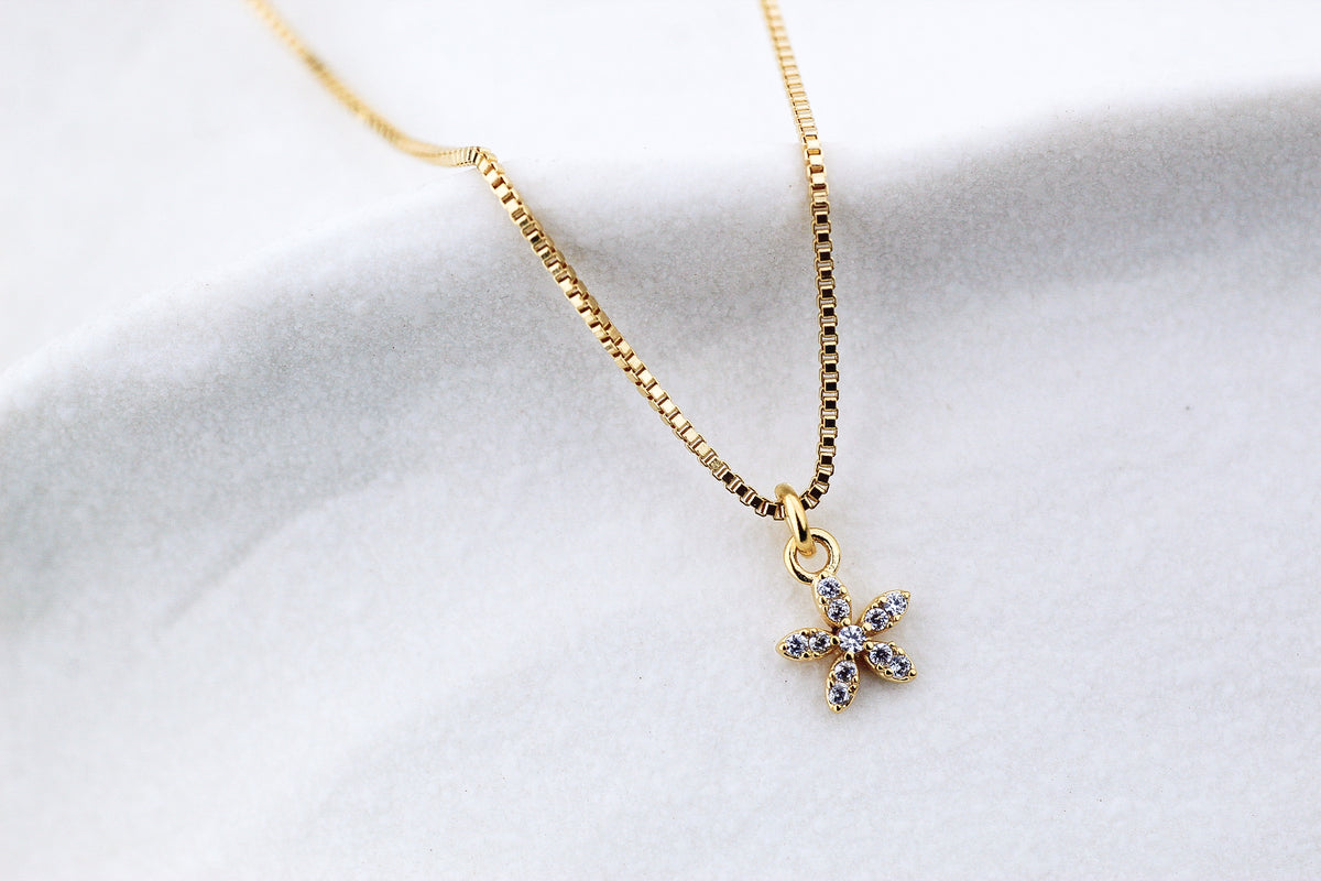 Collar BB Mini Flor Frost, la ternura que florece contigo