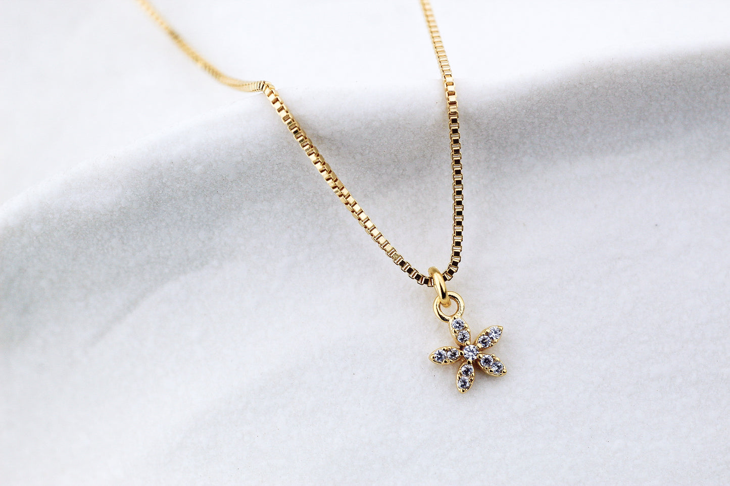 Collar BB Mini Flor Frost, la ternura que florece contigo