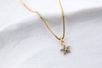 Collar BB Mini Flor Frost, la ternura que florece contigo 1