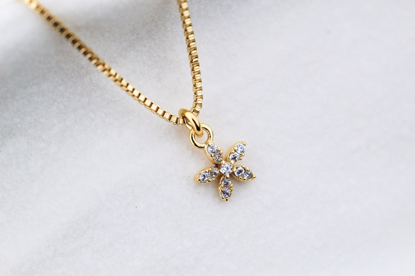Collar BB Mini Flor Frost, la ternura que florece contigo