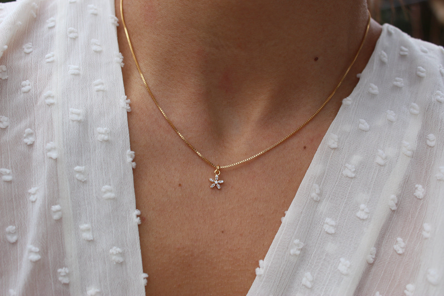 Collar BB Mini Flor Frost, la ternura que florece contigo